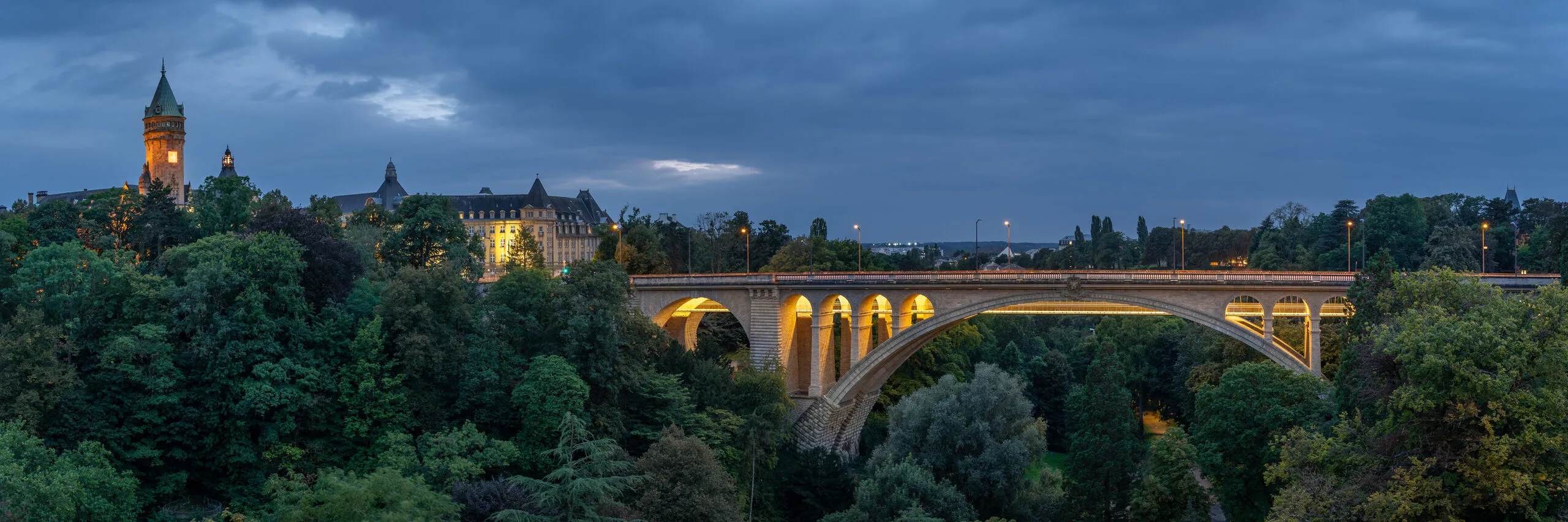 Pont Adolphe et tour de la Spuerkeess de nuit, Luxembourg-ville